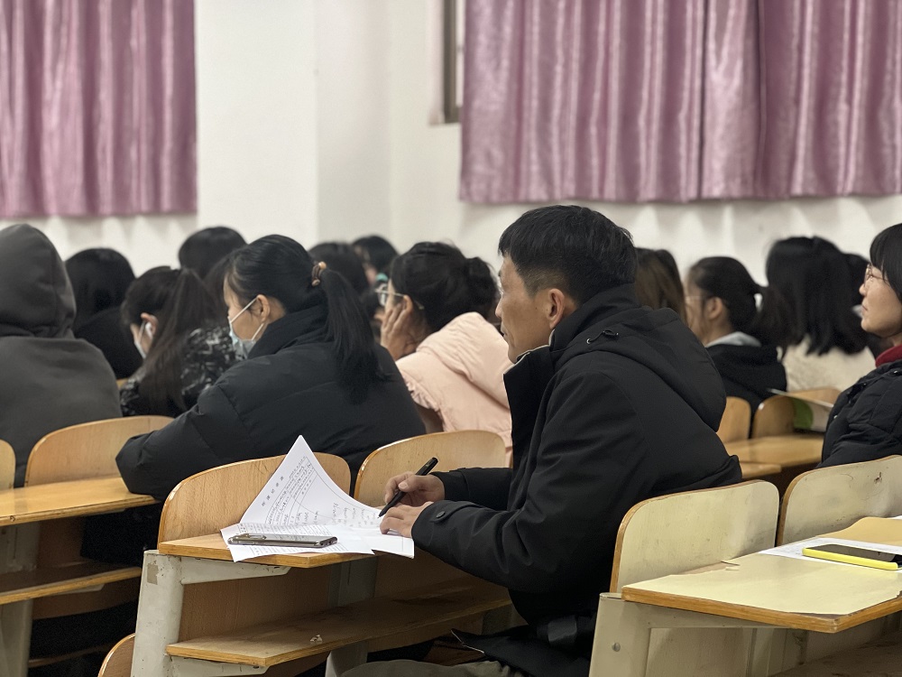 2-14曹董事长与同学们一起参与技能实训团体辅导活动