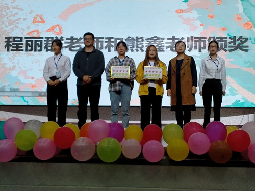 1026-3程丽群经理为五星级文明寝室颁奖