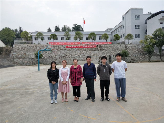 1程经理与基地师生留影